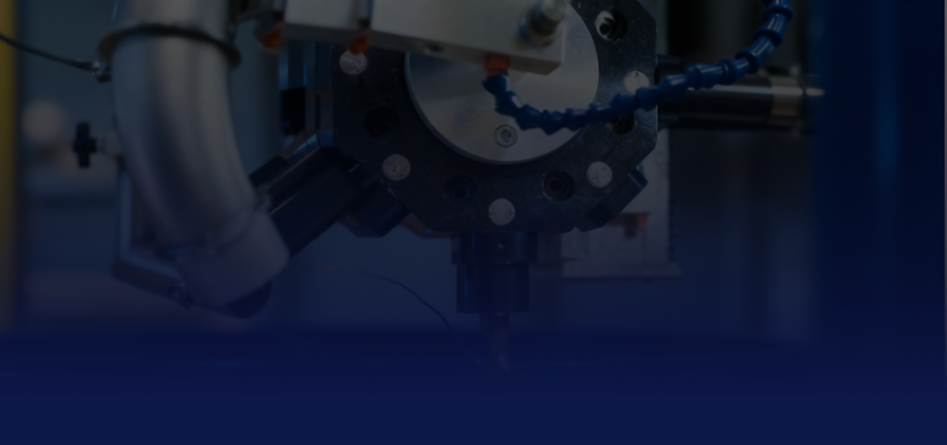 Máquina industrial de fabricação de vedações em operação